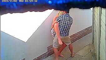 Couple Amateur Pris En Caméra En Train De Baiser En Plein Air Au Restaurant