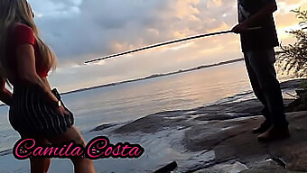 Joven Y Caliente Amateur Le Hace Una Paja A Un Pescador Desconocido